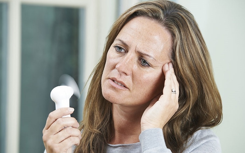 نشانه ها ، دلایل و عوارض یائسگی زنان